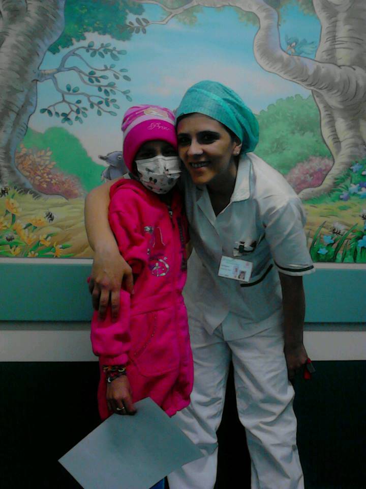 La piccola Ardilla in reparto insieme ad una volotaria.
